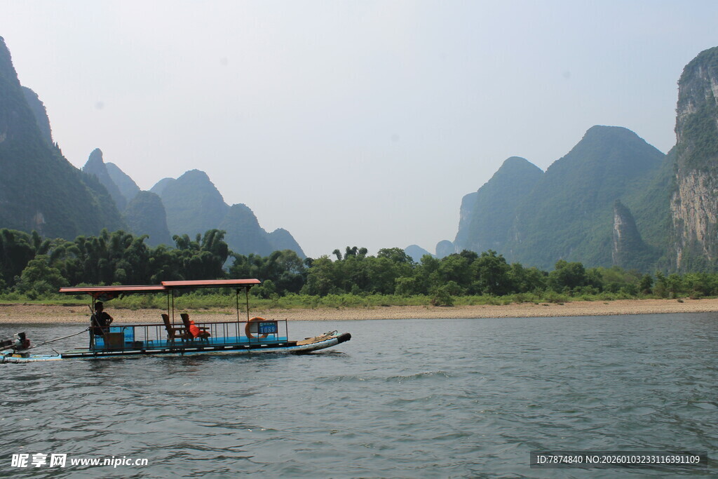 漓江竹筏游赏山水风光