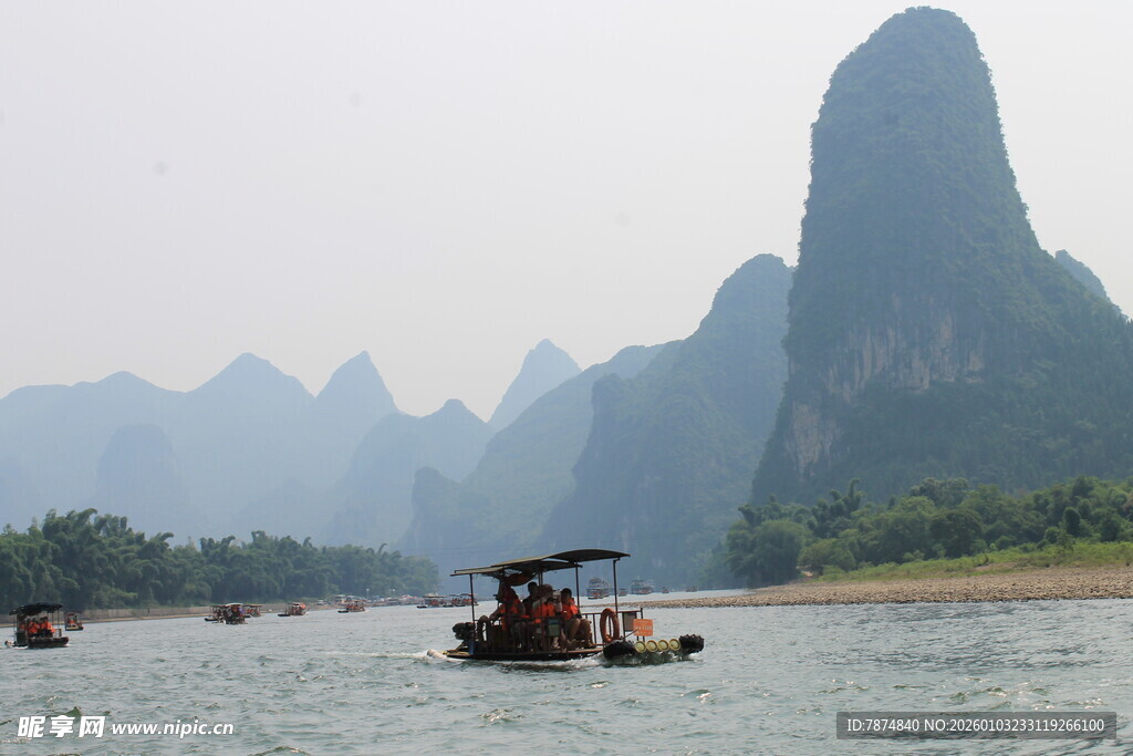 漓江山水间的悠然竹筏行