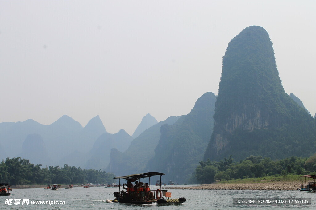 漓江山水间的悠然游船