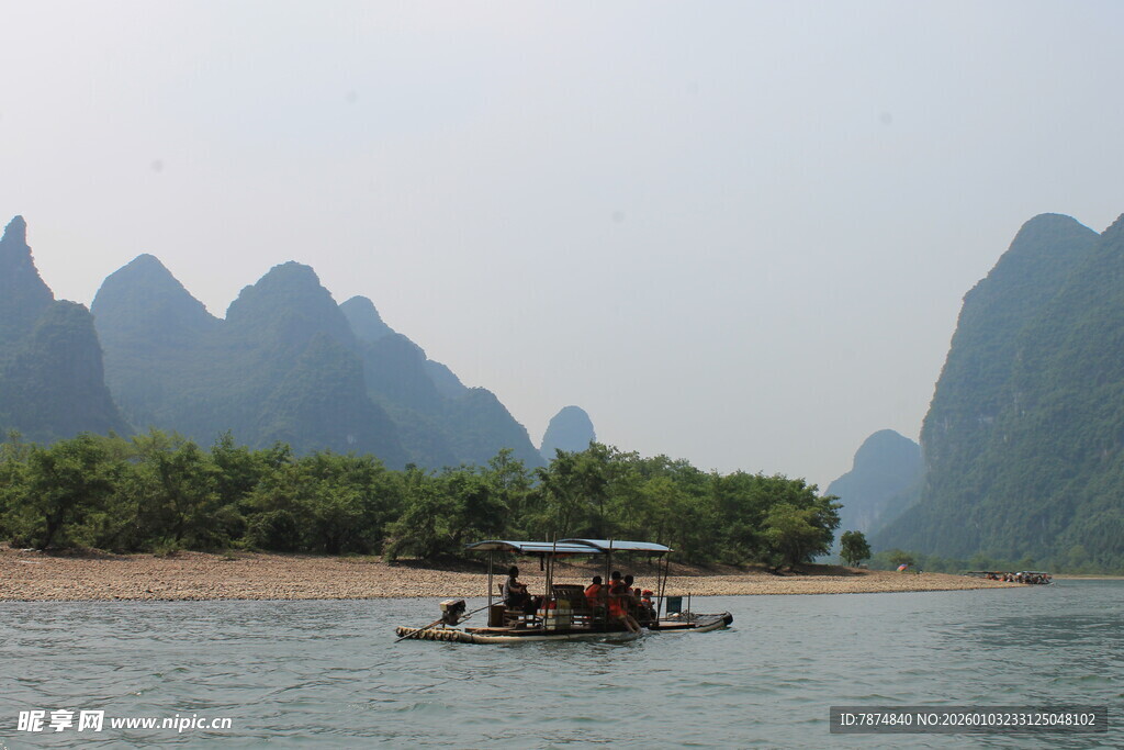 漓江竹筏游 山水入画境