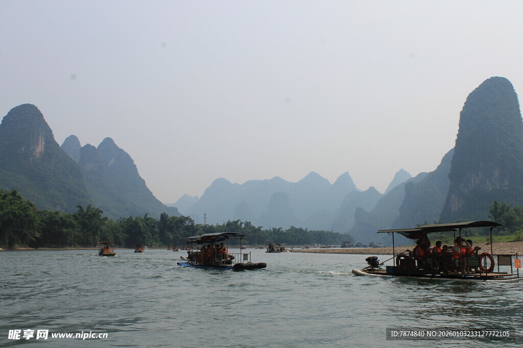 漓江山水间的游船景致