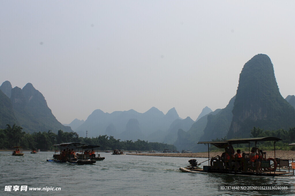 漓江山水间的游船景致