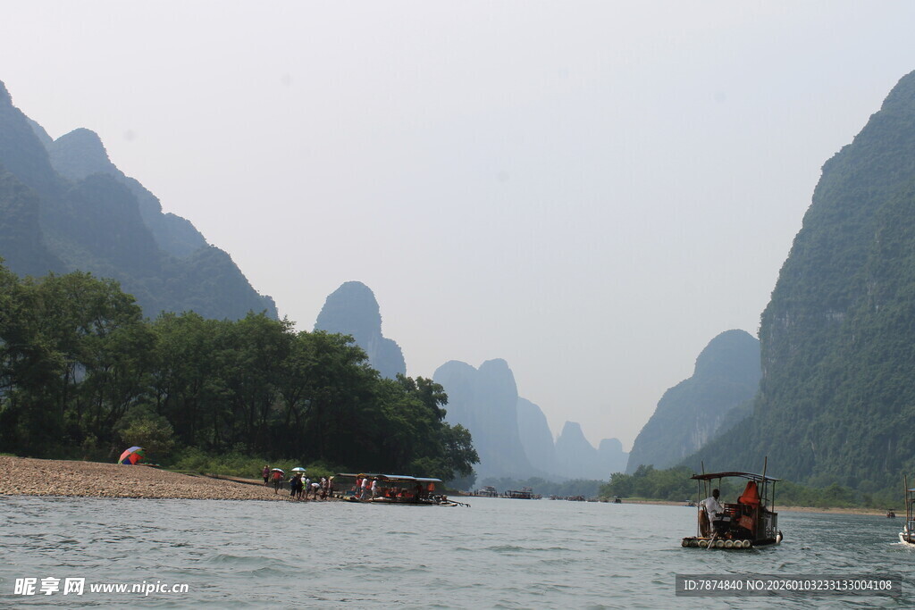 漓江山水间的游船美景