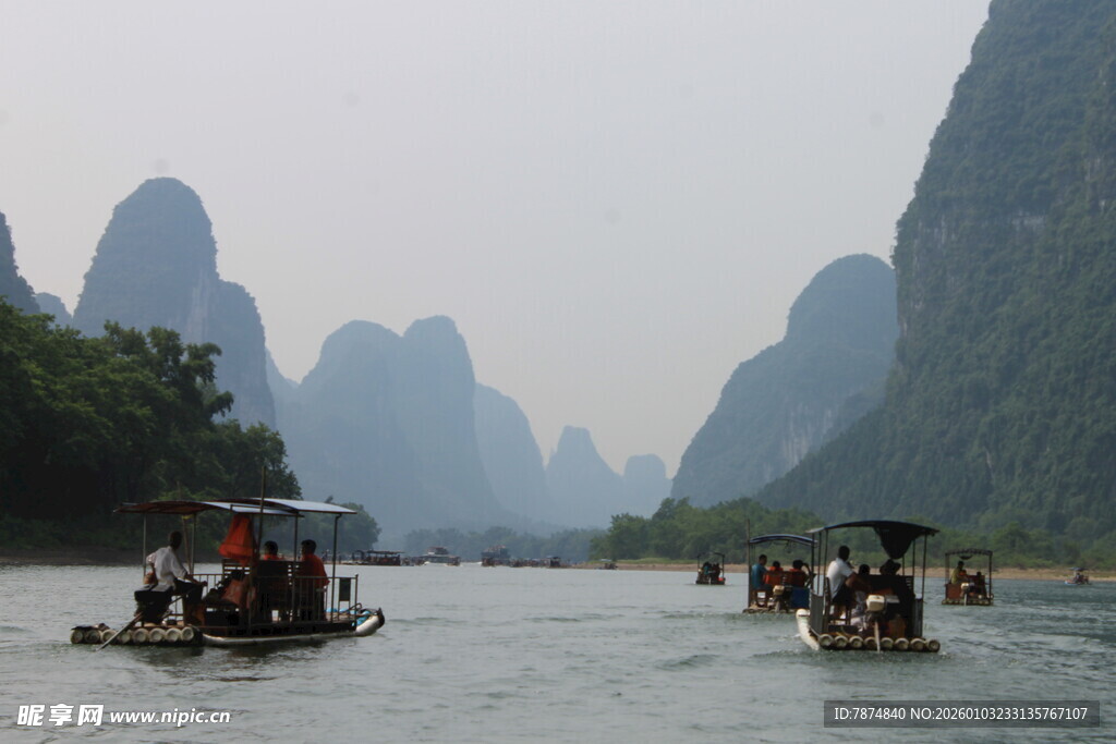 漓江山水间的游船景致