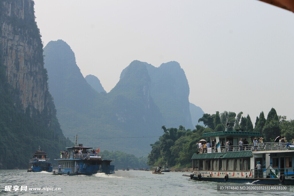 漓江山水间的游船景致