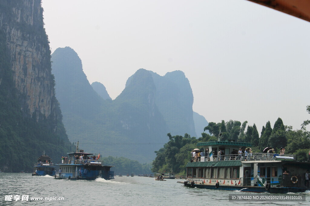 漓江游船赏秀丽山水