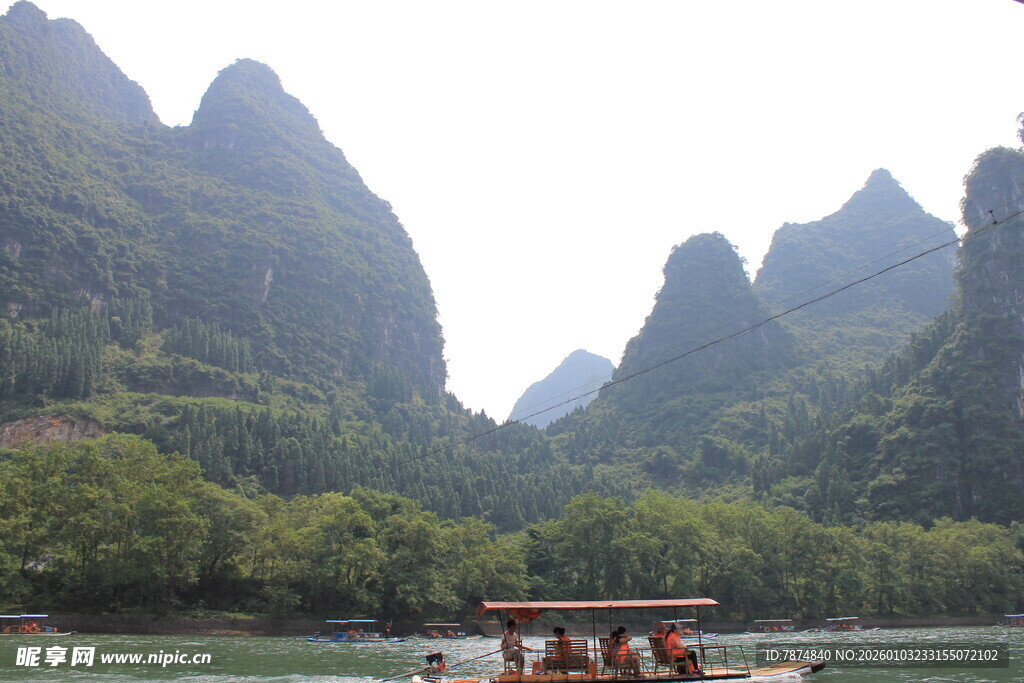 漓江山水间的游船风光