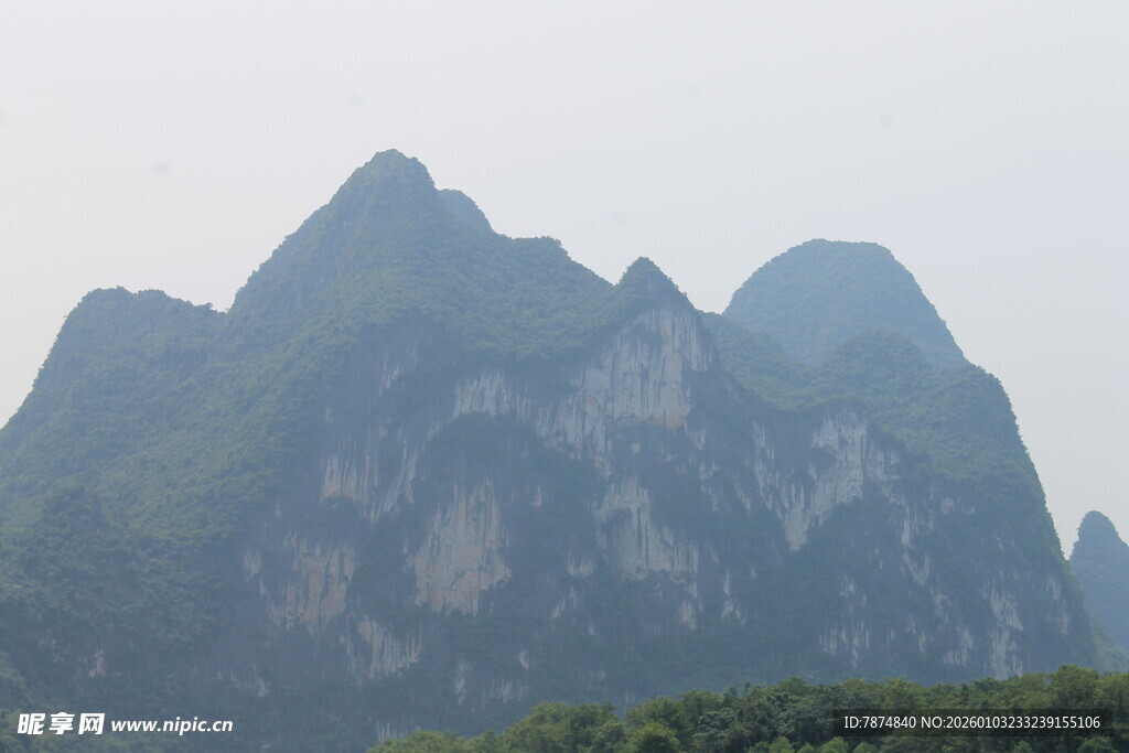 秀丽连绵的山峰景观