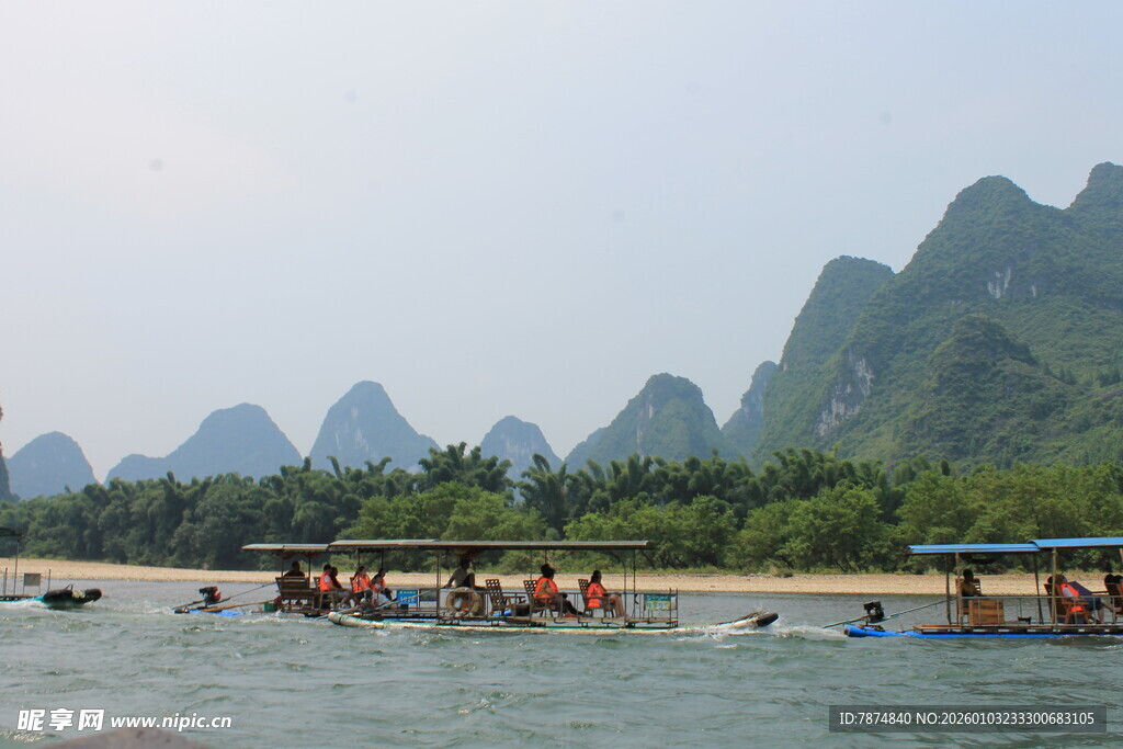漓江山水间的竹筏景致