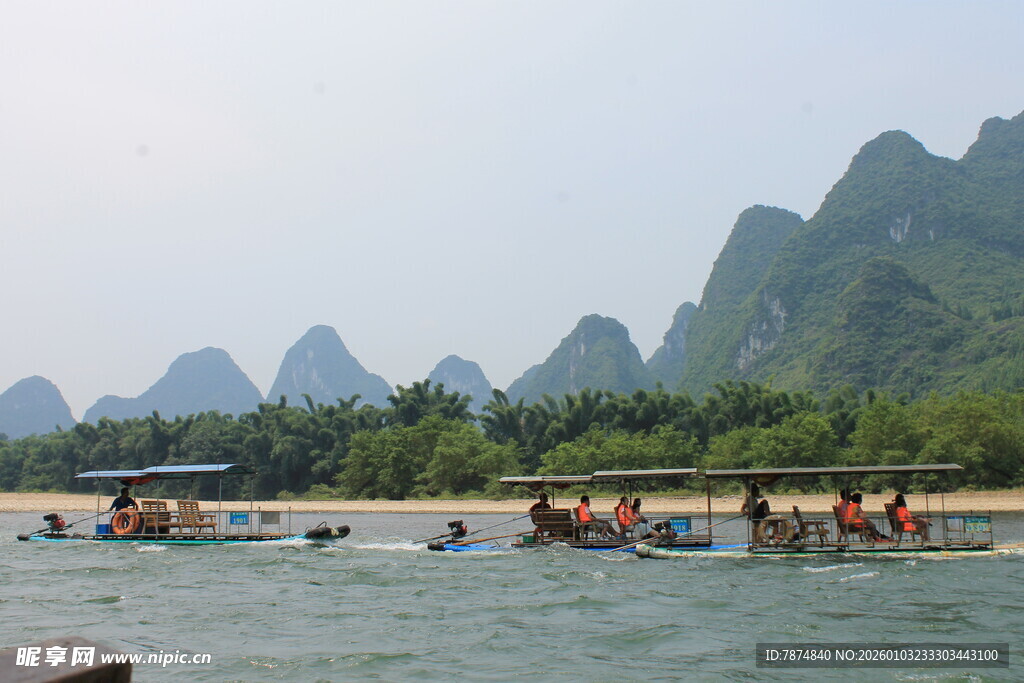 漓江山水间的竹筏漂流