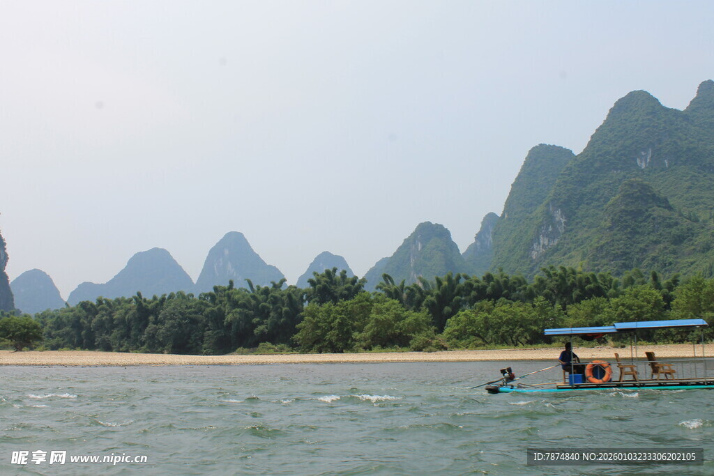 漓江游船赏秀丽山水风光