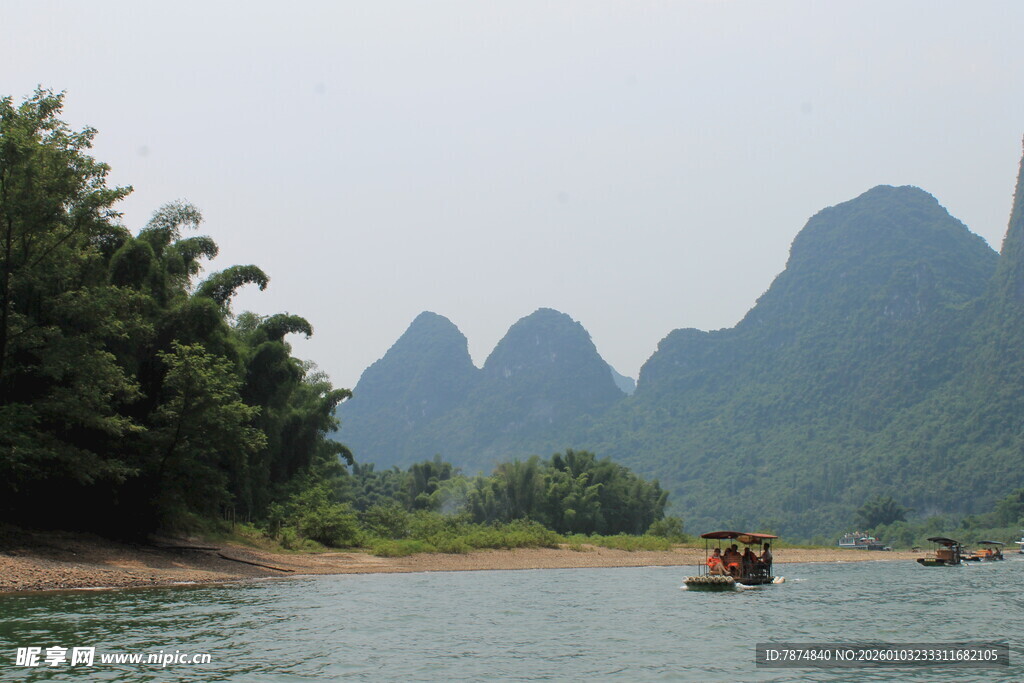 漓江山水间的悠然竹筏