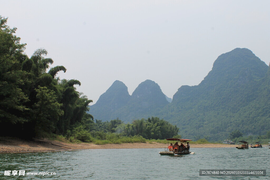 漓江山水间的悠然竹筏