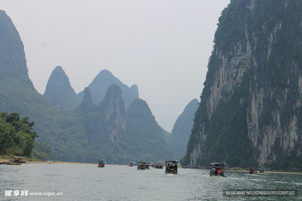 漓江山水间的悠然竹筏行
