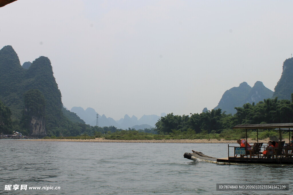 漓江泛舟赏秀丽山水