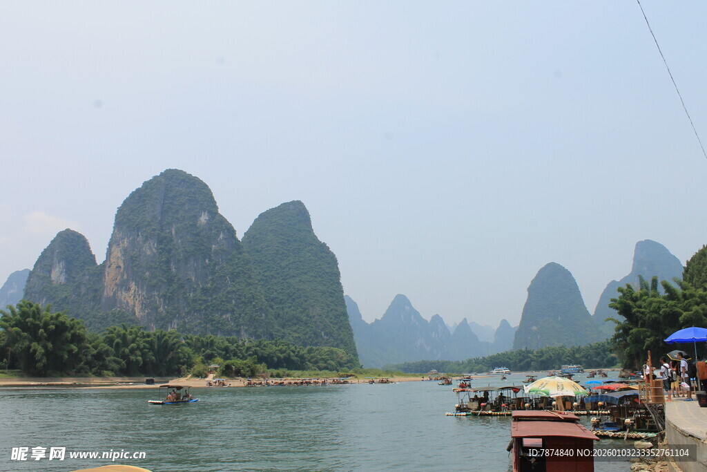 漓江山水美景 游船点缀