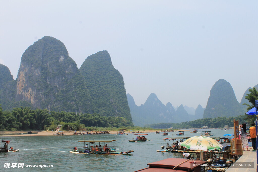 漓江山水美景 江畔游人