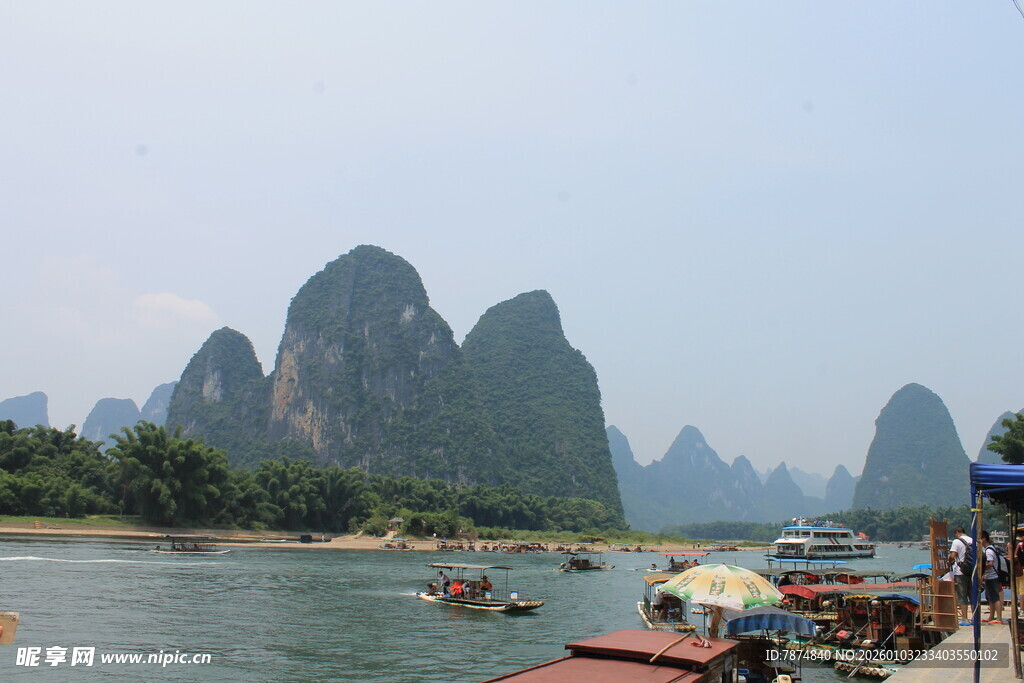 漓江山水风光 游船点缀