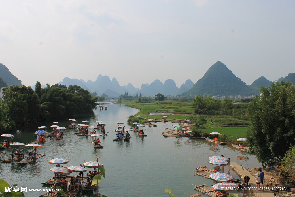 漓江山水间的热闹水上风光