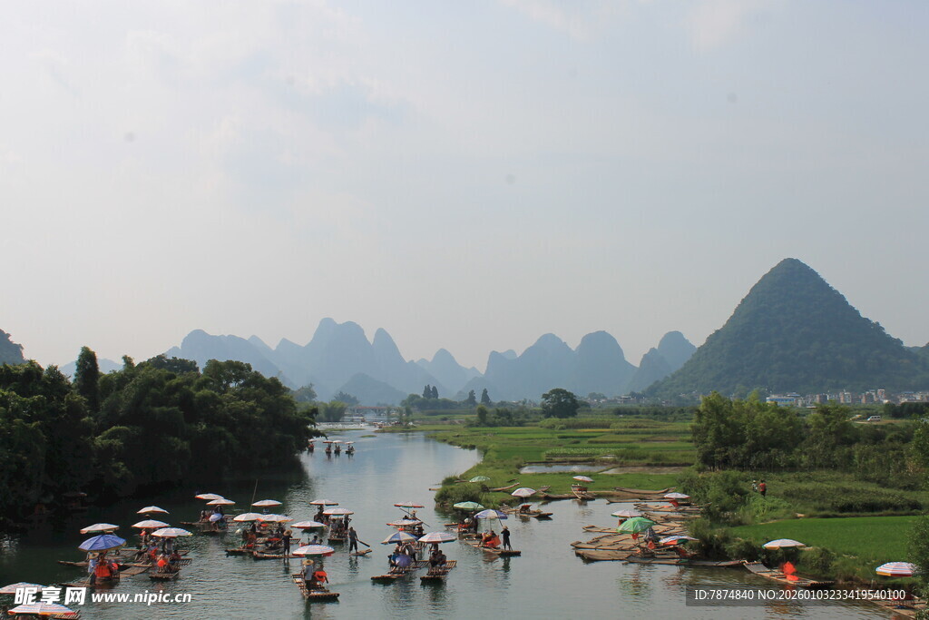 漓江山水间的竹筏游览景