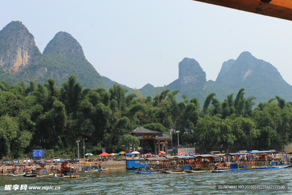 漓江山水间的水上风光