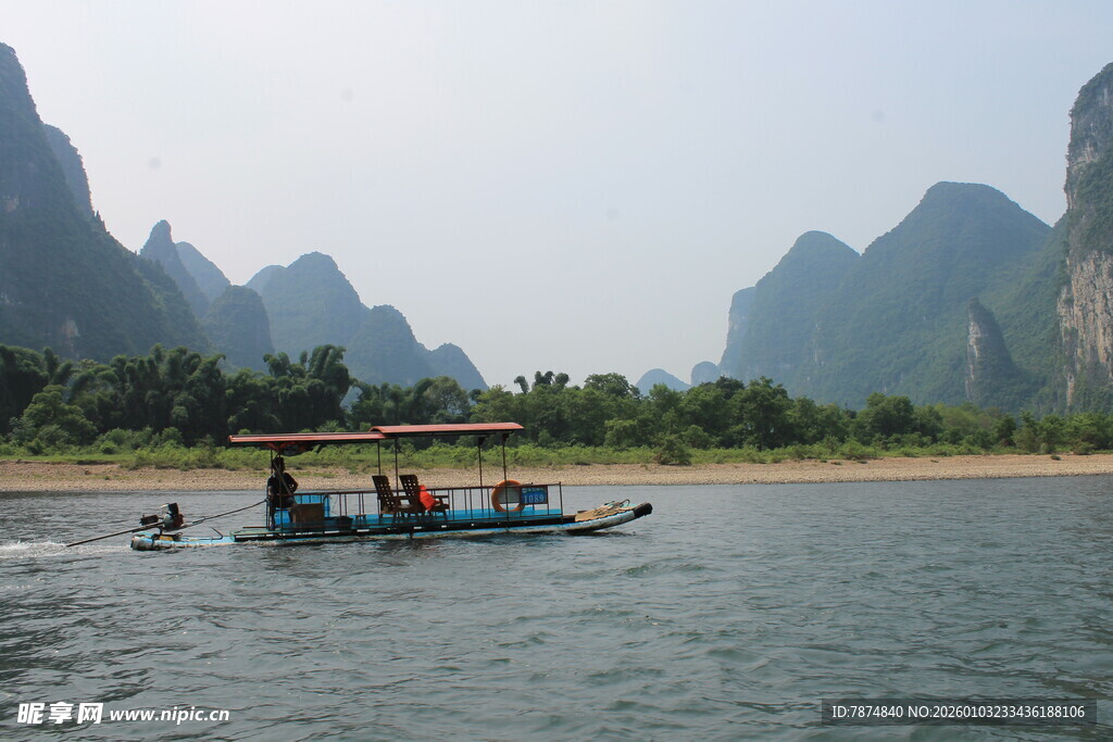 漓江游船赏秀丽山水