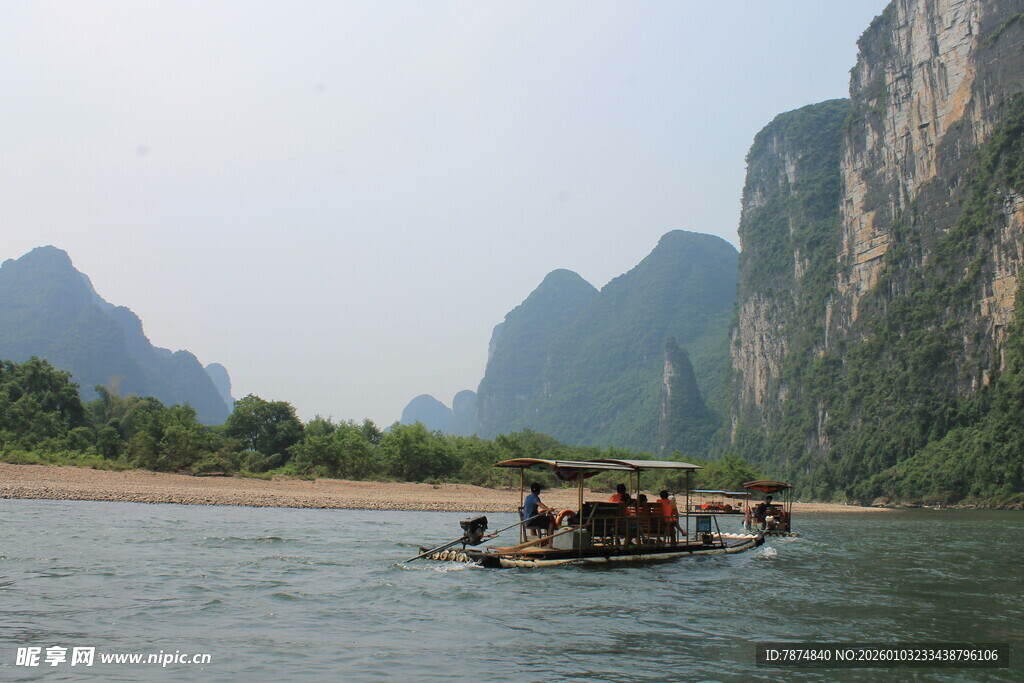 漓江山水间的悠然竹筏
