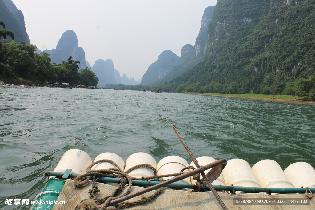 漓江竹筏游 山水入画境