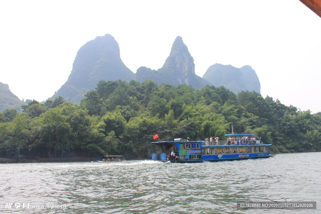 漓江游船赏秀丽山水