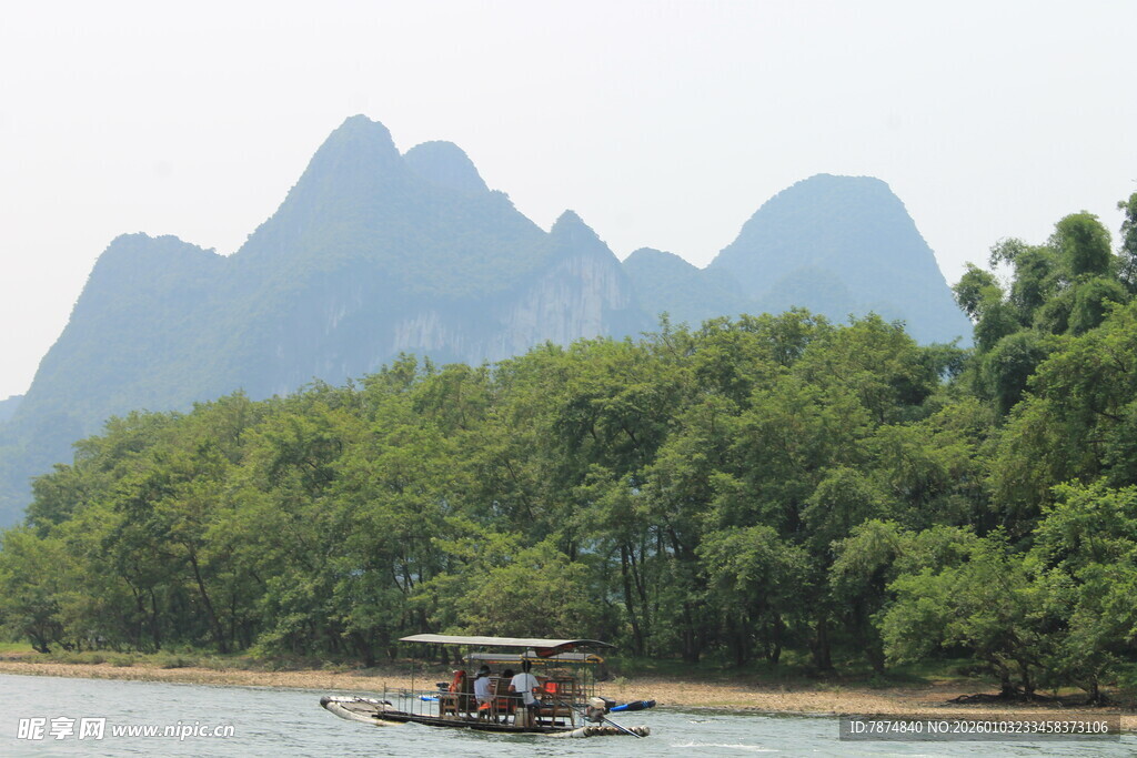 漓江山水间的悠然小船