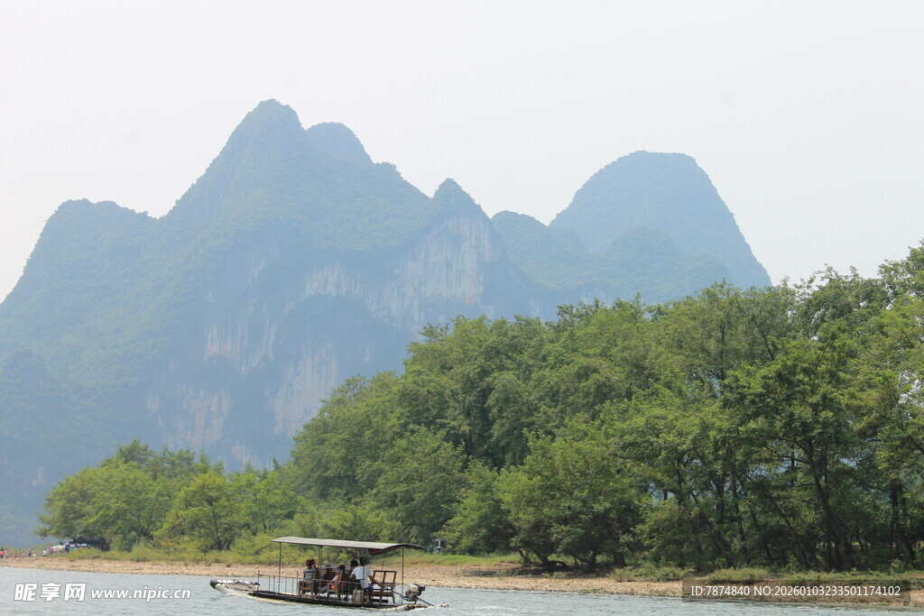 漓江山水间的悠然小船