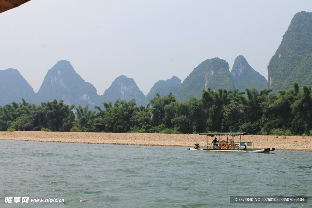 漓江山水间的悠然小船