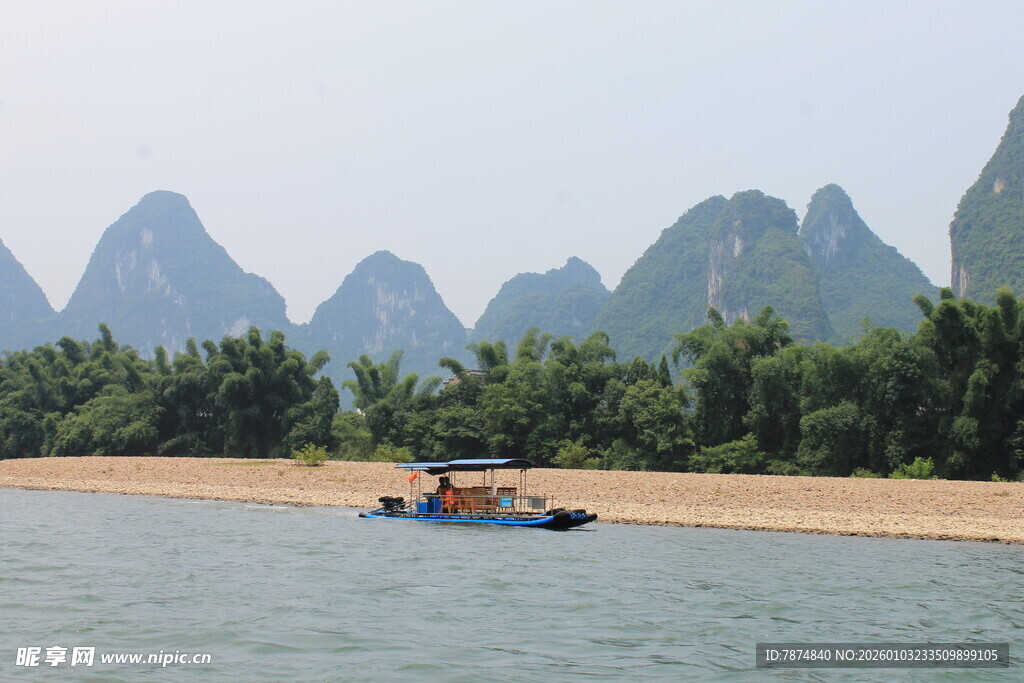 漓江山水间的悠然小船