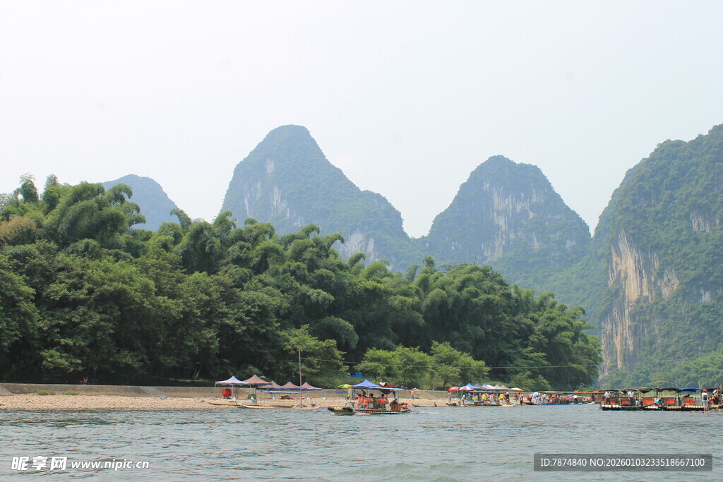 漓江山水间的竹筏风光