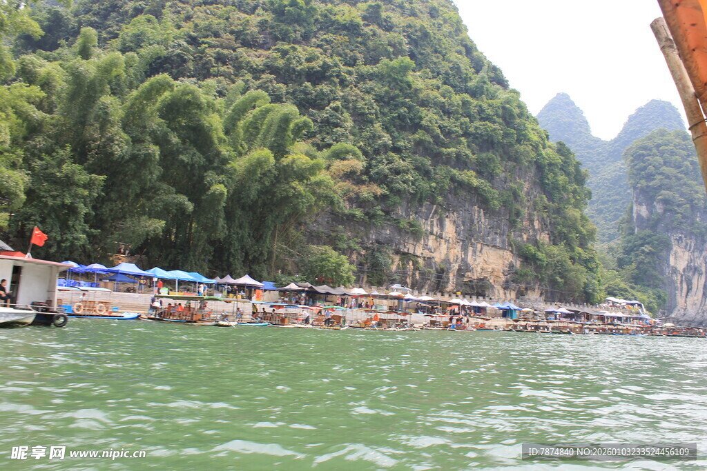 漓江山水间的江畔风光