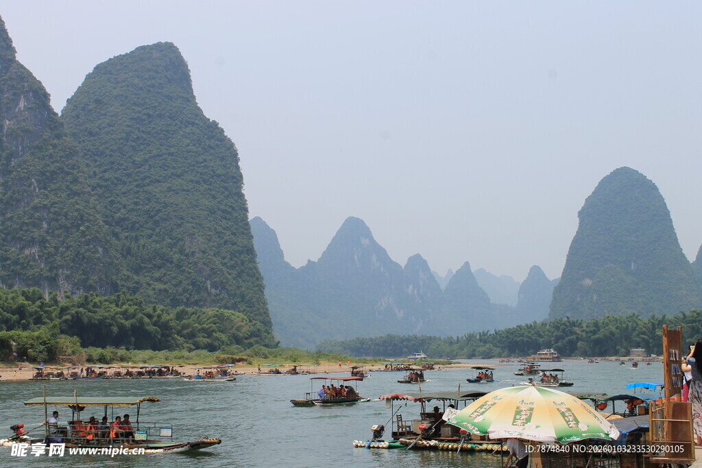 漓江山水间的游船美景
