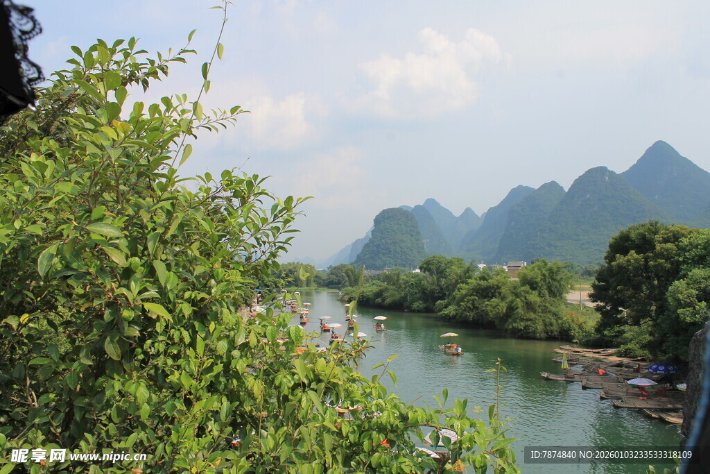 秀丽河畔青山绿树美景