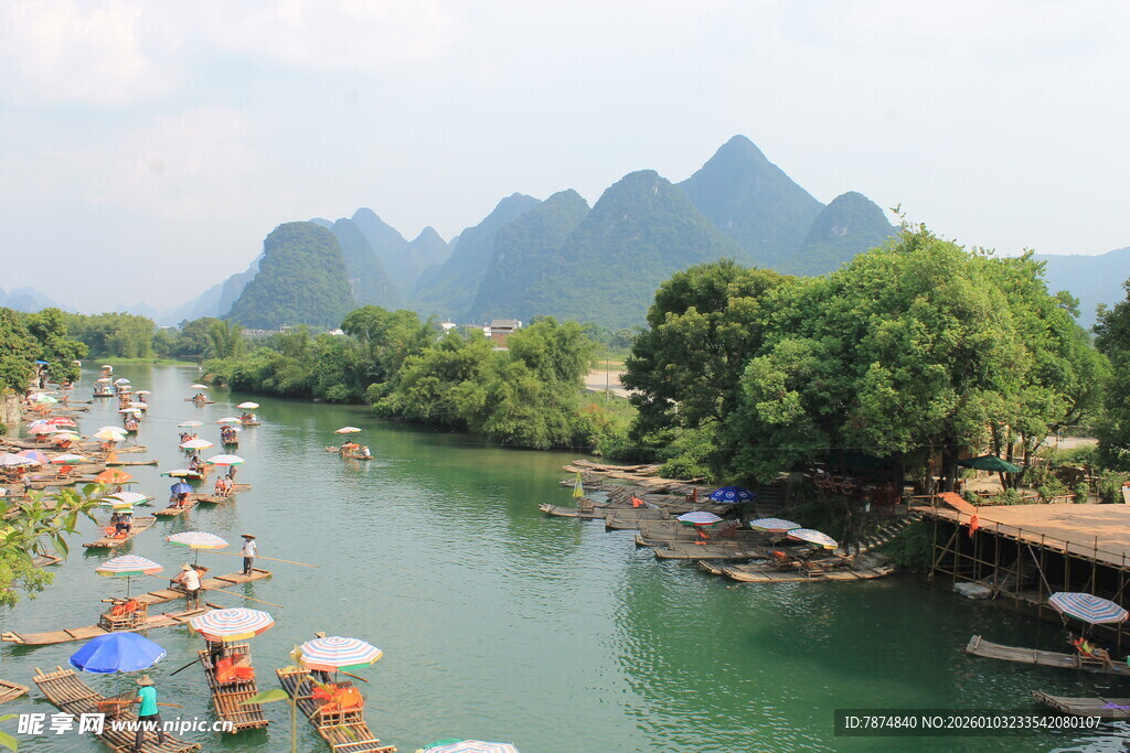 漓江山水间的悠然竹筏景