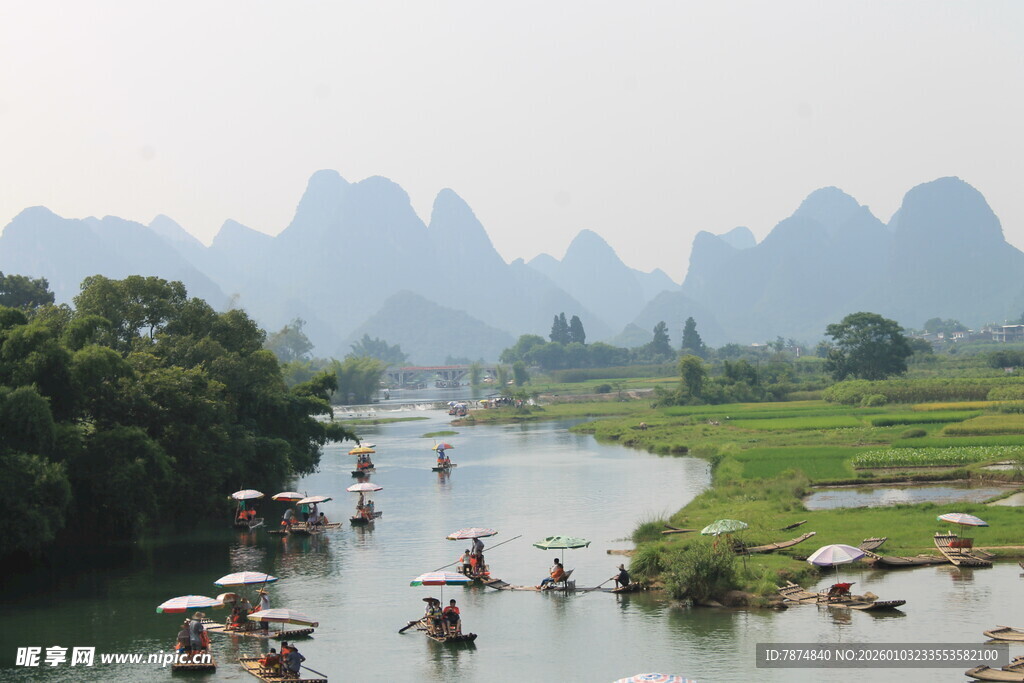 漓江山水间的竹筏漂流