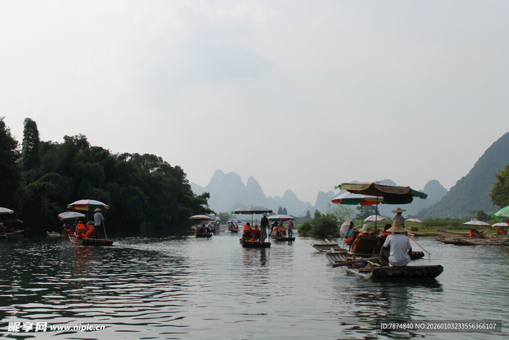 漓江泛舟赏秀丽山水风光