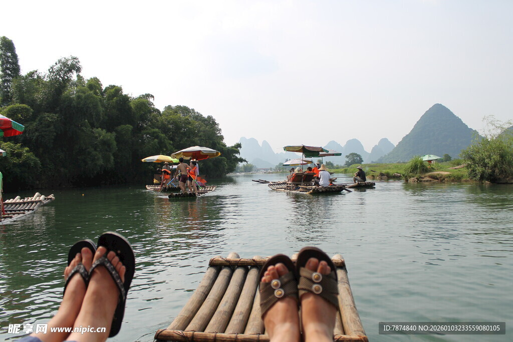 漓江竹筏上的惬意时光