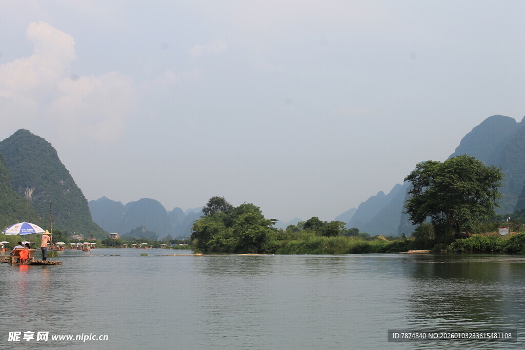 漓江山水间的竹筏游览