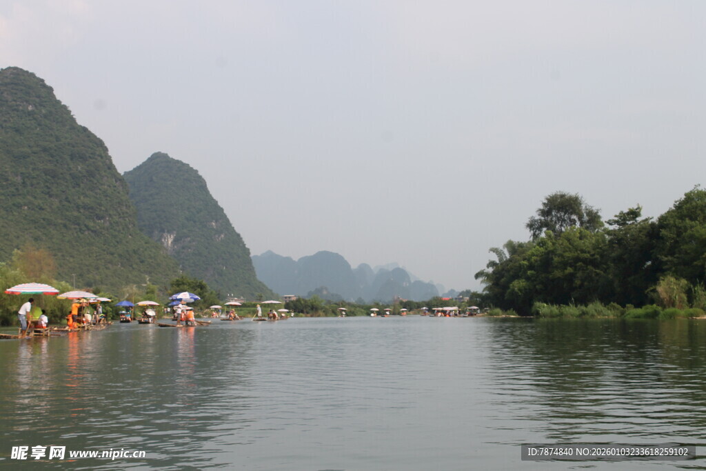 漓江山水间的悠然风光