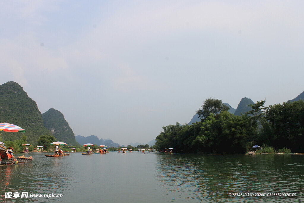 漓江山水间的悠然泛舟景