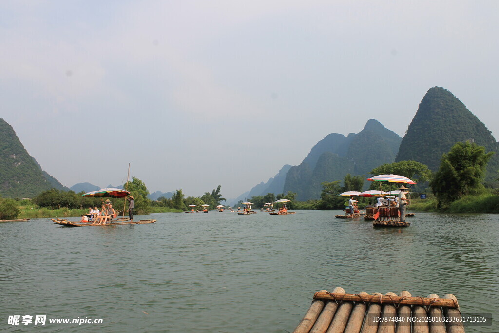 漓江竹筏泛舟山水间