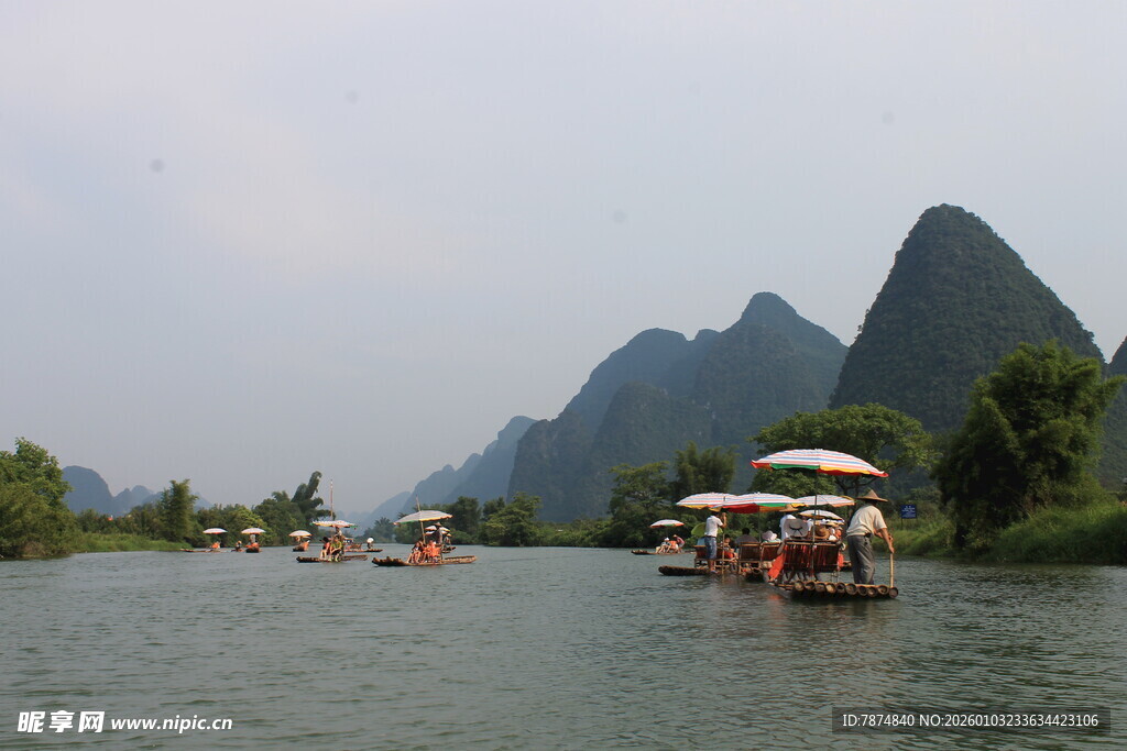 漓江山水间的游船风景