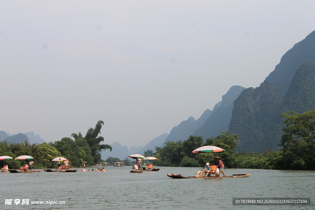 漓江泛舟赏秀丽山水