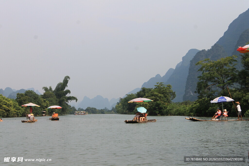 漓江泛舟赏山水美景