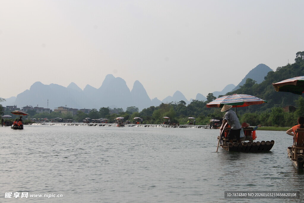 漓江山水间的悠然竹筏行