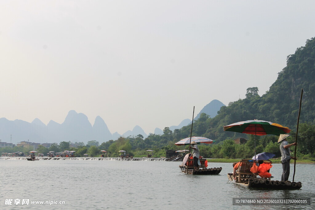 漓江泛舟赏秀丽山水景色